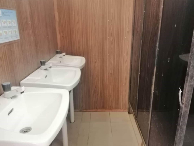 Bathroom 3, SPOT ON 90014 Otternest @ Gunung Pulai 2, Kulaijaya