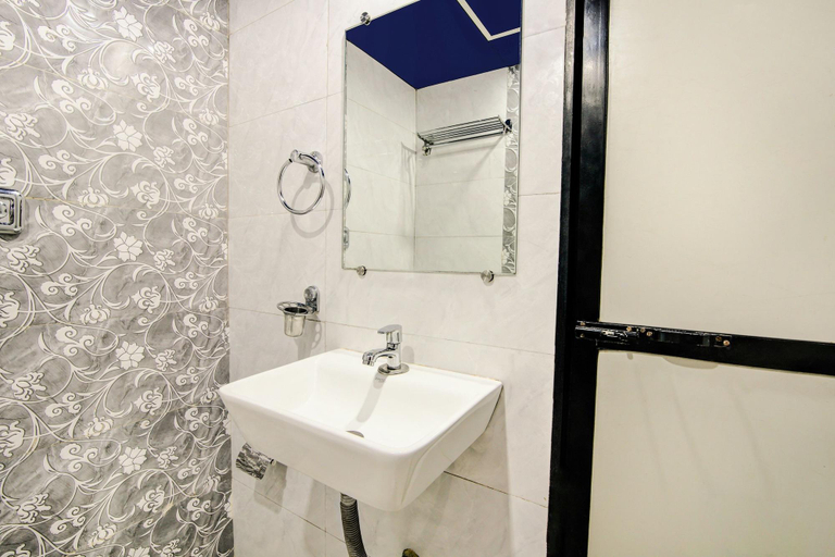 Bathroom, FabHotel Garden Park Kurla, Mumbai Suburban