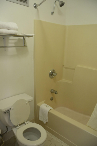 Bathroom 4, Richland Inn Lewisburg, Marshall