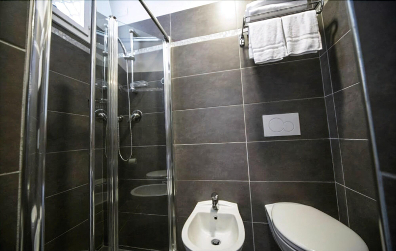 Bathroom 5, Hotel Annalisa, Rimini