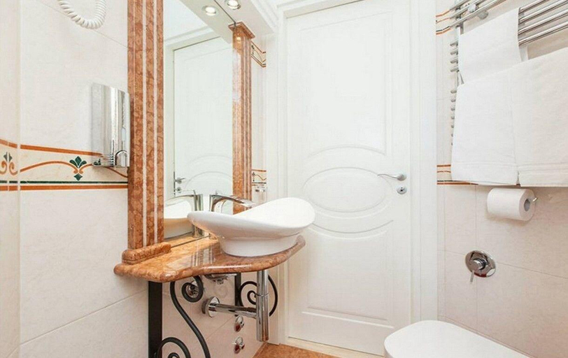 Bathroom 5, Impero Vaticano San Pietro, Roma