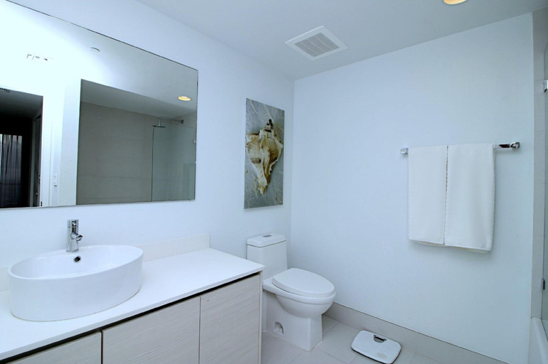 Bathroom 5, South Ocean Suites, Broward