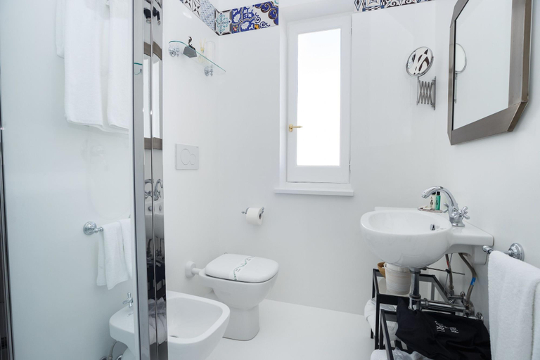 Bathroom 5, Casa di Capri, Napoli