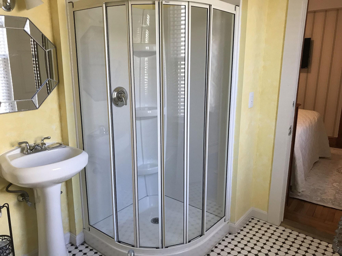 Bathroom 4, America`s Cup Inn, Newport