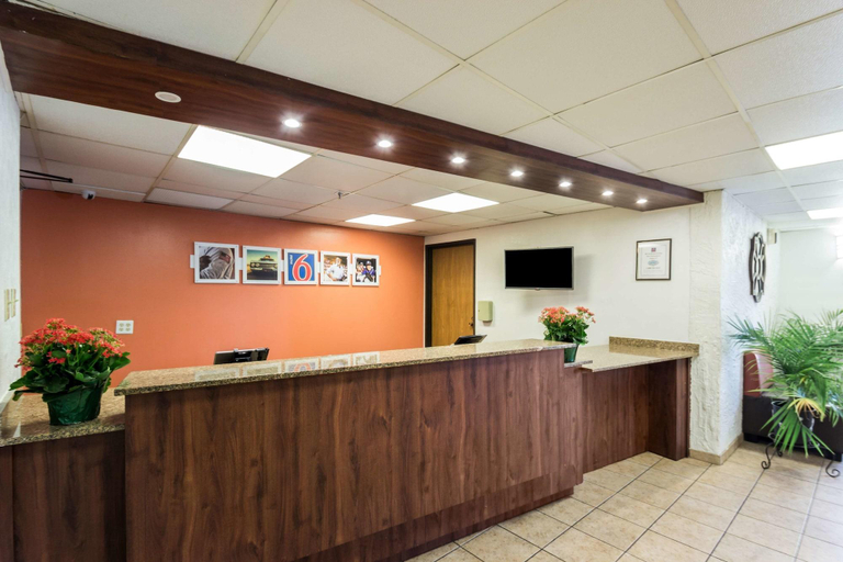 Public Area 2, Motel 6 Milwaukee Wi Glendale, Milwaukee