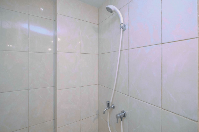 Bathroom 4, Homey 2BR Apartment @ Springlake Summarecon Bekasi By Travelio, Bekasi