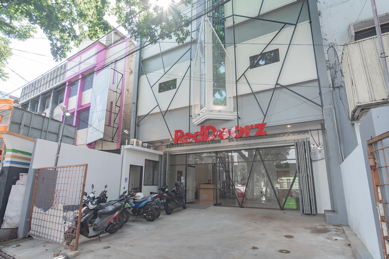 Exterior & Views 2, RedDoorz Plus @ Karapitan Street, Bandung