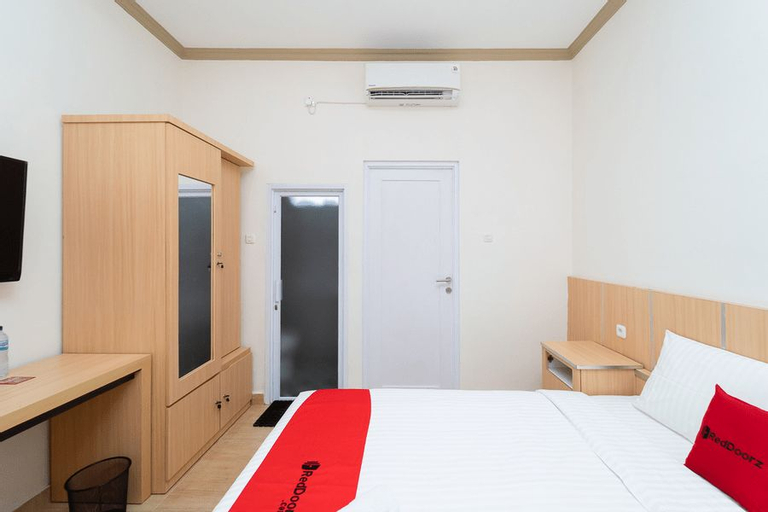 RedDoorz near Griya Agung Palembang, Palembang