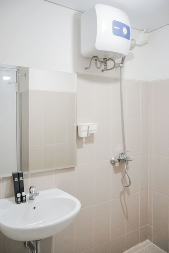 Bathroom 5, Minimalist and Warm Studio Apartment at Bintaro Plaza Residence By Travelio, Tangerang Selatan