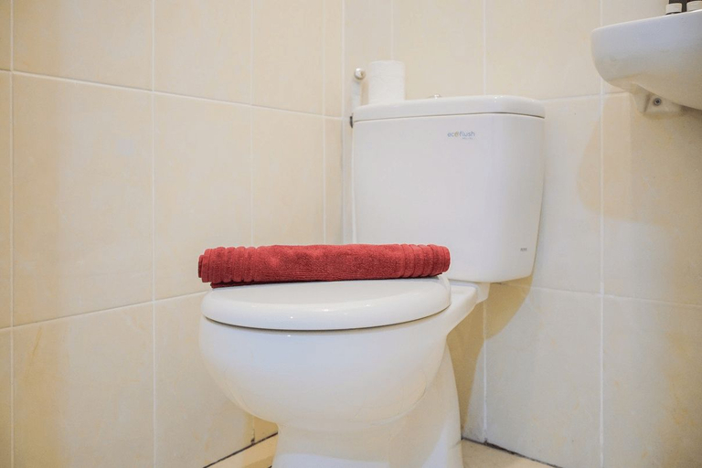Bathroom 5, Minimalist Studio Apartment at M-Town Residence By Travelio, Tangerang