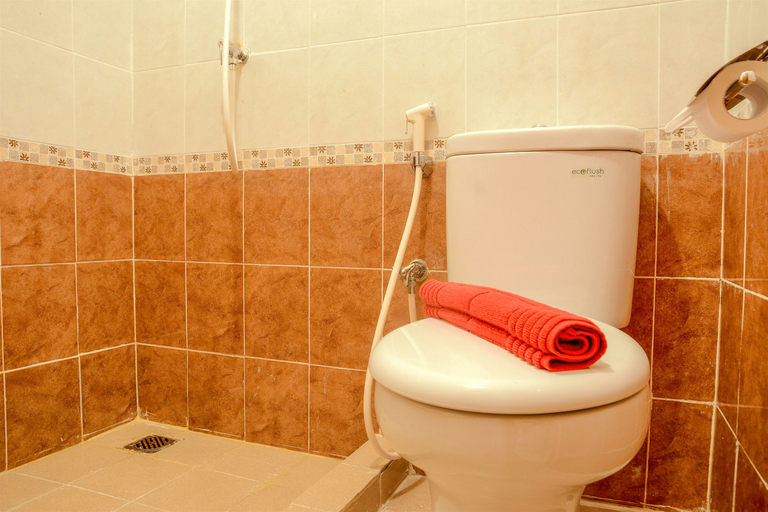 Bathroom 5, BIG 2BR Grand Palace Kemayoran (76 SQM) By Travelio, Jakarta Pusat