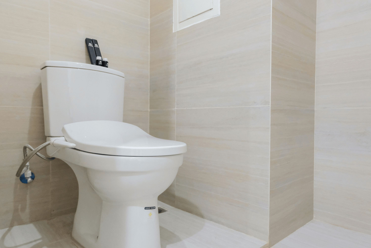 Bathroom 5, Comfy Studio at Silk Town Apartment By Travelio, Tangerang