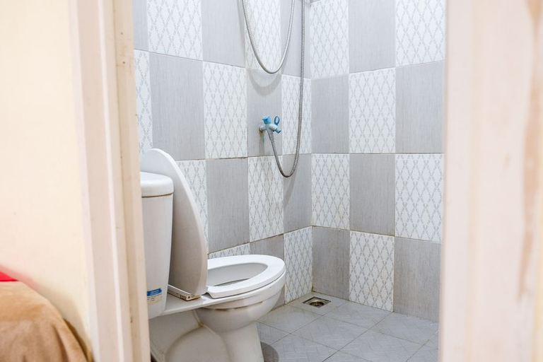 Bathroom 4, RedDoorz near Kebun Raya Bogor 2, Bogor
