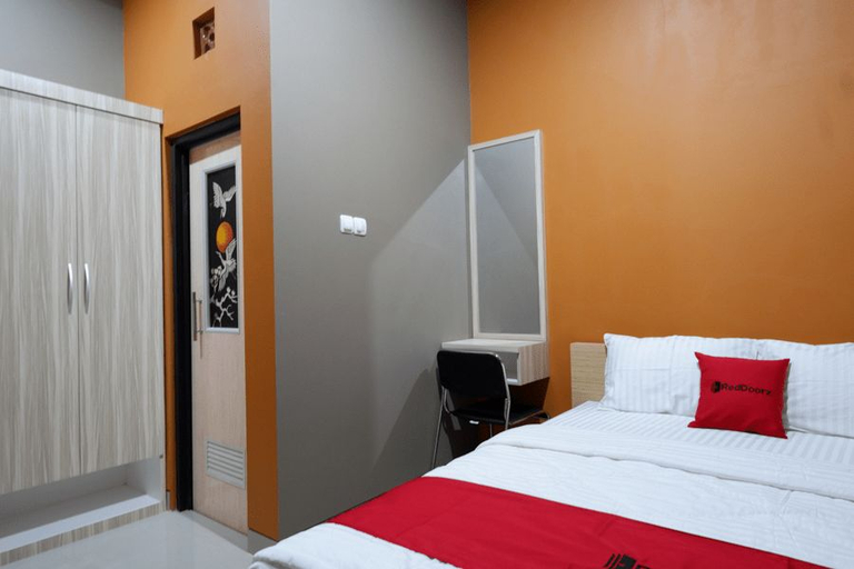 Bedroom 5, RedDoorz Syariah near Stasiun Tegal, Tegal