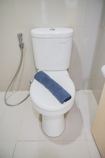 Bathroom 5, Studio Apartment at Tree Park Apartment By Travelio, Tangerang Selatan