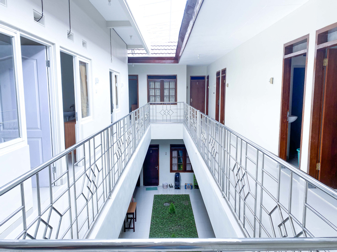 Public Area, RedDoorz @ Simpang Borobudur, Malang