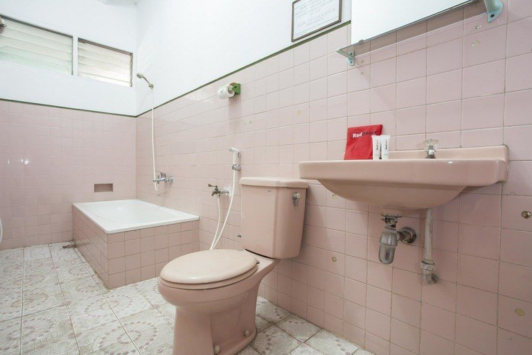 Bathroom 4, RedDoorz near Balai Kota Malang, Malang