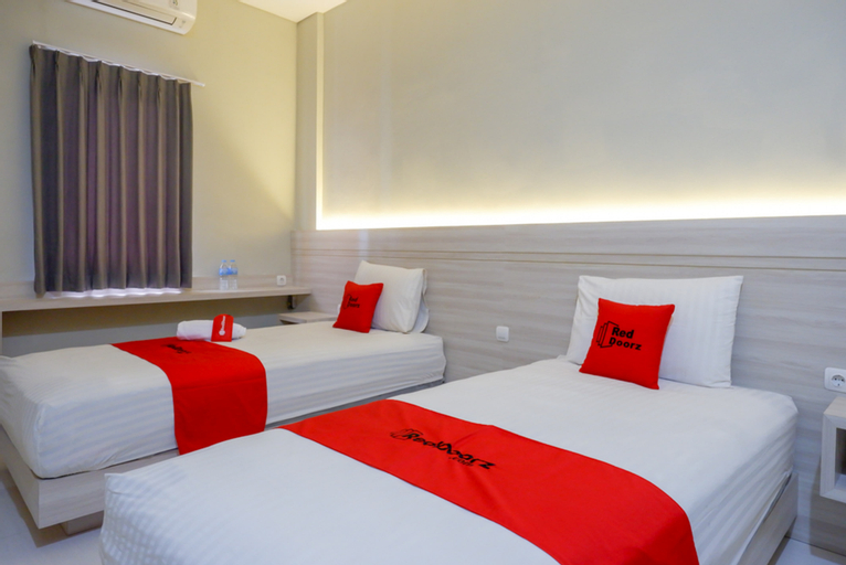 Bedroom 3, RedDoorz Syariah near PRPP Semarang, Semarang