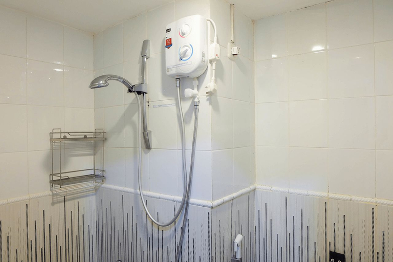 Bathroom 5, Modern and Comfy 2BR Green Pramuka Apartment By Travelio, Jakarta Pusat