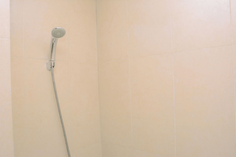 Bathroom 5, Comfy and Modern Studio Apartment at Elpis Residence By Travelio, Central Jakarta