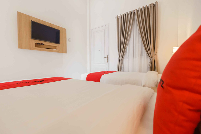 Bedroom 5, RedDoorz Plus Syariah @ Jalan Dr Sutomo Padang, Padang