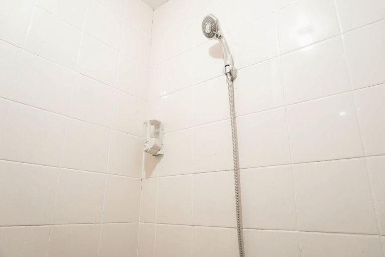 Bathroom 5, Modern Studio Apartment @ City Park By Travelio, West Jakarta