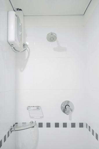 Bathroom 5, Comfy Studio at Trimezia Beverly 90210 Apartment By Travelio, Tangerang