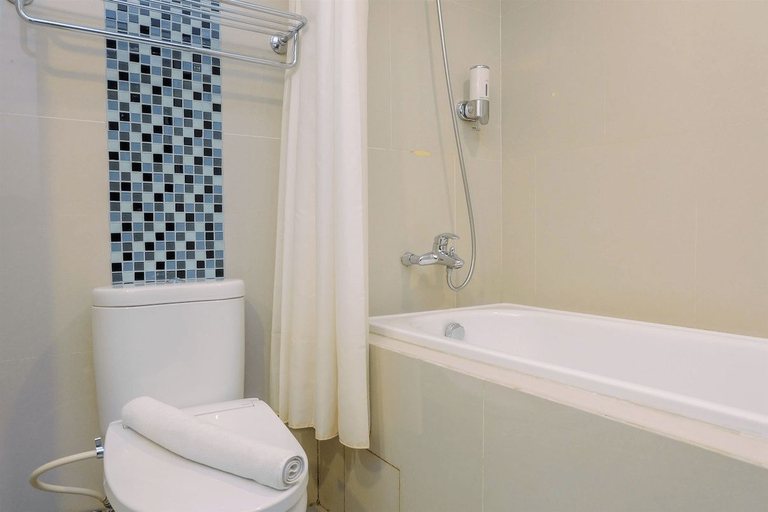Bathroom 5, Spacious 1BR High Quality Apartment at Karawang By Travelio, Karawang