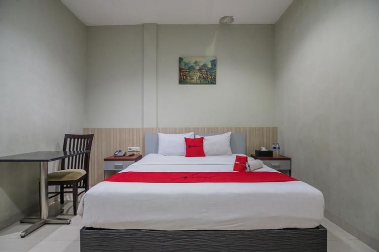 RedDoorz Plus near Simpang Rimbo Jambi, Jambi