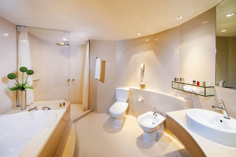 Bathroom 5, Village Hotel Changi by Far East Hospitality, Singapura