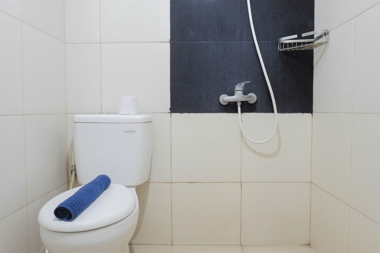 Bathroom, Cozy Studio Apartment at Orchard Supermall Mansion By Travelio, Surabaya