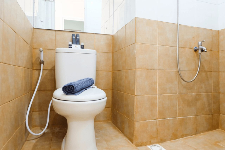 Bathroom 5, Modern and Bright 2BR Green Pramuka Apartment By Travelio, Jakarta Pusat