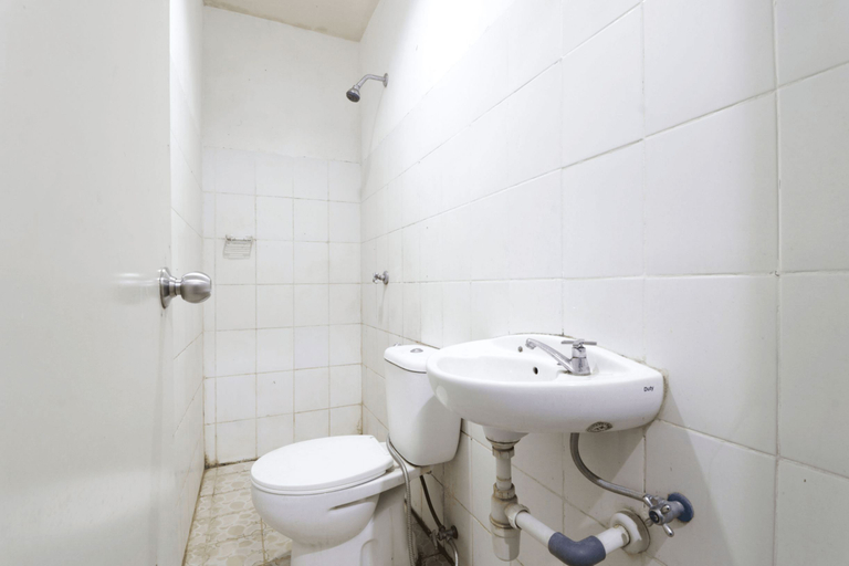 Bathroom 4, Anno Guesthouse, Makassar