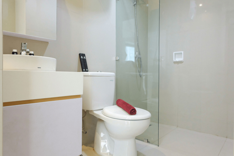 Bathroom 5, Compact 1BR at Tree Park Apartment By Travelio, South Tangerang