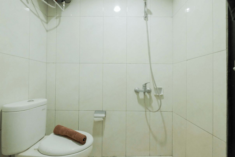 Bathroom 5, Garden View Studio at Nifarro Park Apartment By Travelio, South Jakarta