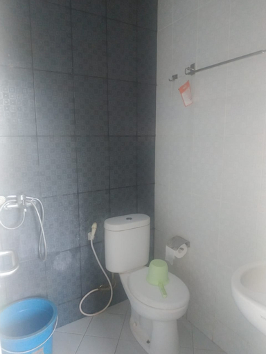 Fidelia Homestay Palu Mitra RedDoorz - Tap to explore photos