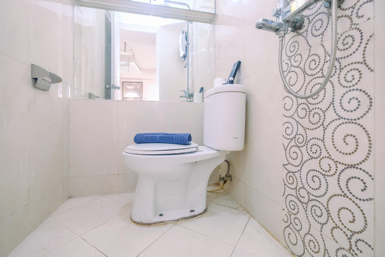 Cozy and Simple 1BR Green Pramuka Apartment near Mall By Travelio, Central Jakarta