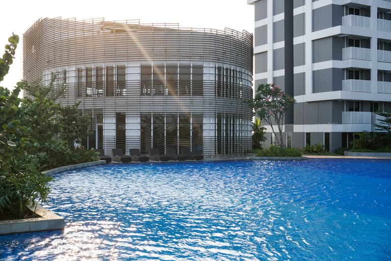 Sport & Beauty 3, Relax and Comfy with Pool View @ Studio West Vista Apartment By Travelio, West Jakarta