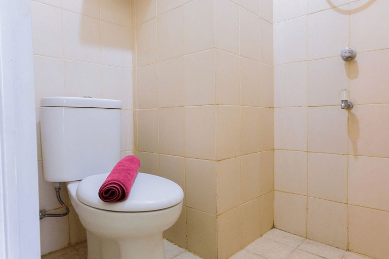 Bathroom 5, Cozy Studio Serpong Greenview Apartment By Travelio, South Tangerang
