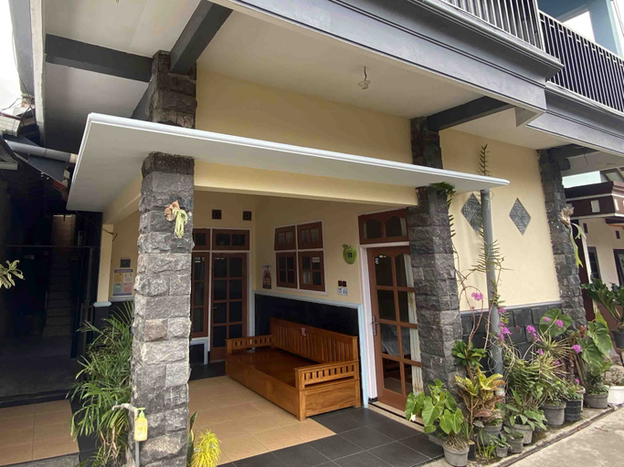 Exterior & Views 2, Cha Cha Homestay, Malang
