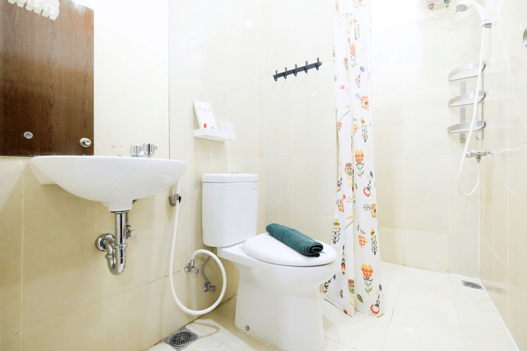 Bathroom, Modern 2BR Northland Apartment near Ancol By Travelio, Jakarta Utara