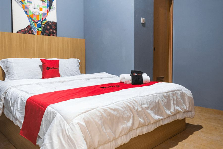 RedDoorz Plus @ Otista Raya Ciputat, Tangerang Selatan