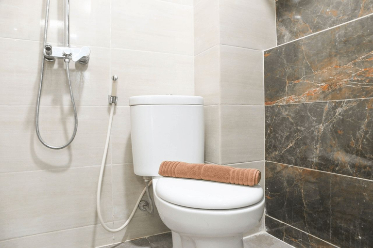 Bathroom 4, Vibrant Soho Studio Pakubuwono Terrace Apartment By Travelio, South Jakarta