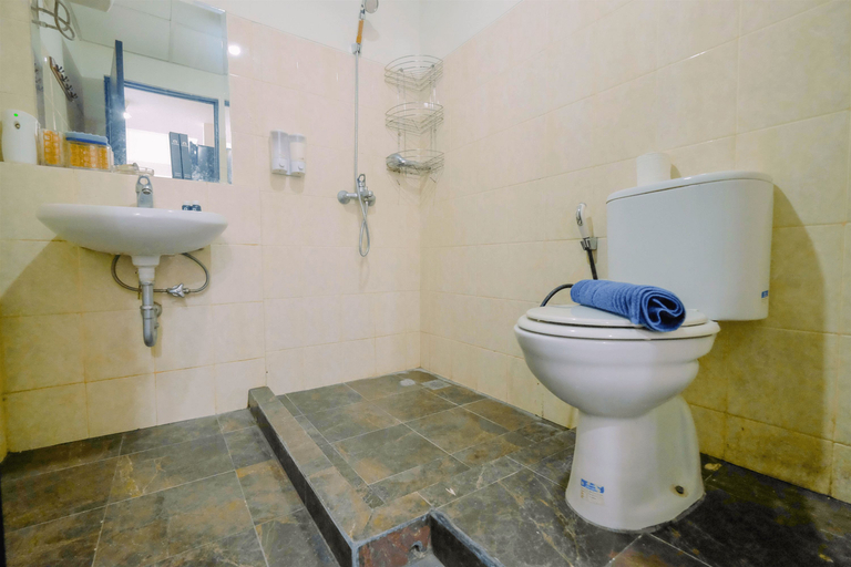 Bathroom 5, Highest Value 1BR at The Wave Apartment By Travelio, South Jakarta