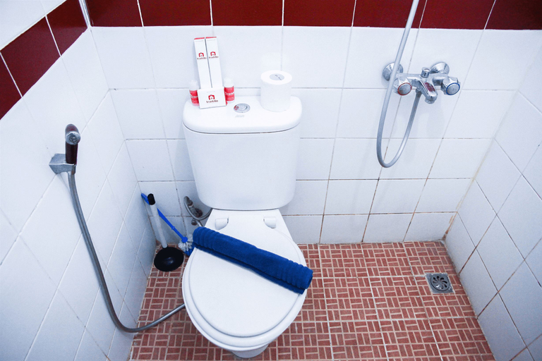 Bathroom 5, Homey 1BR @ Mutiara Bekasi Apartment By Travelio, Bekasi