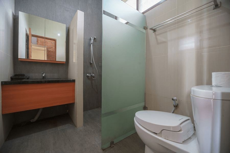 Bathroom 5, RedDoorz Plus @ Hotel Negeri Baru Lodaya Puncak, Bogor