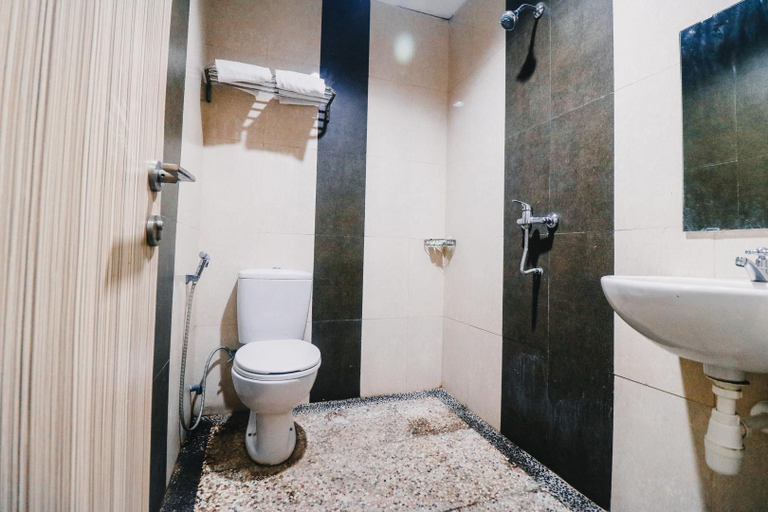 Bathroom 5, RedDoorz Plus near Sultan Hasanuddin Airport, Makassar