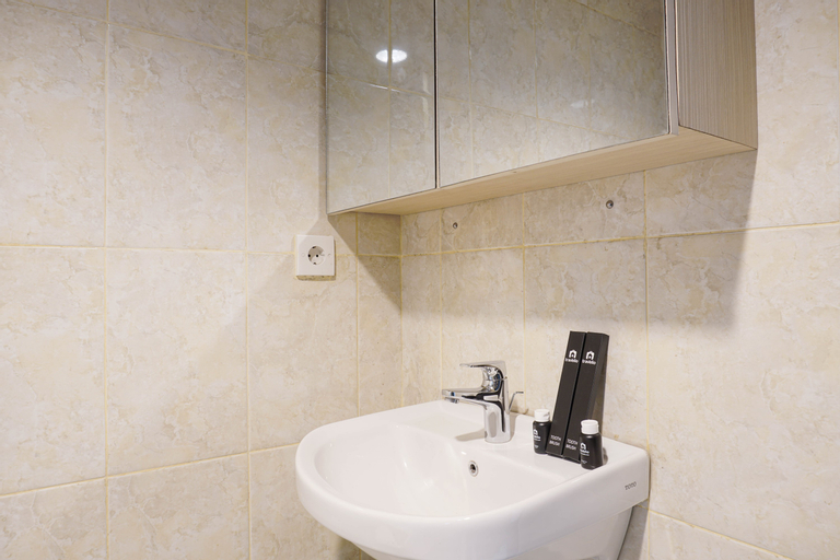 Cozy Living 1BR Tamansari The Hive Apartment By Travelio, East Jakarta
