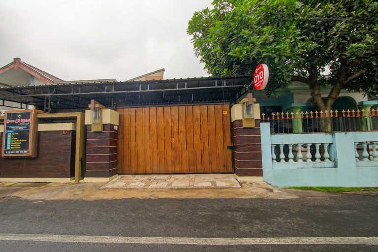 Exterior & Views 2, OYO 90061 House Of Melati Syariah, Malang