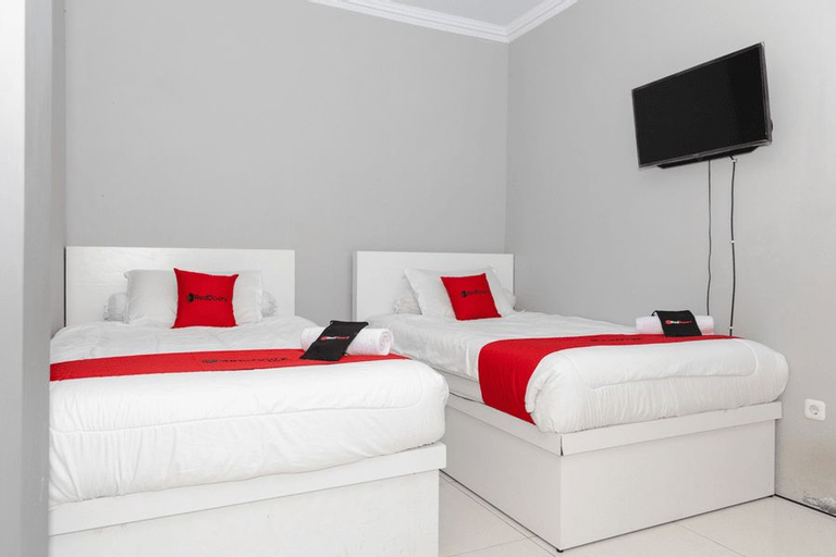 RedDoorz Plus near Transmart Kairagi Dua Manado, Manado